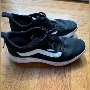 Vans Unisex UltraRange EXO Men 7.0 Wom 8.5 Black/White